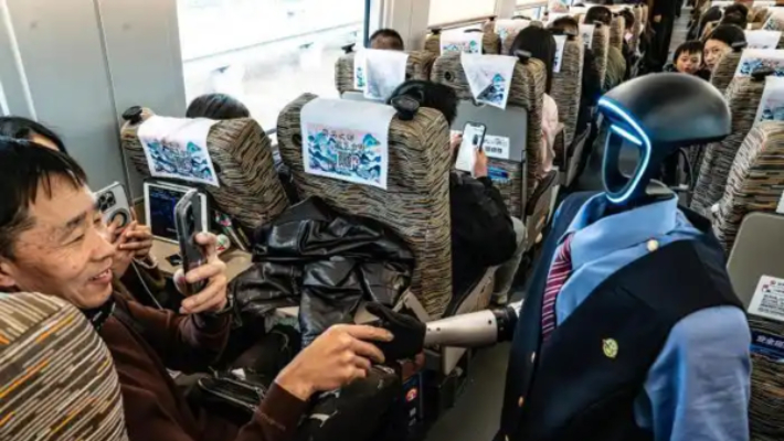 중국 열차에 등장한 휴머노이드 로봇 승무원. 중신망 캡처