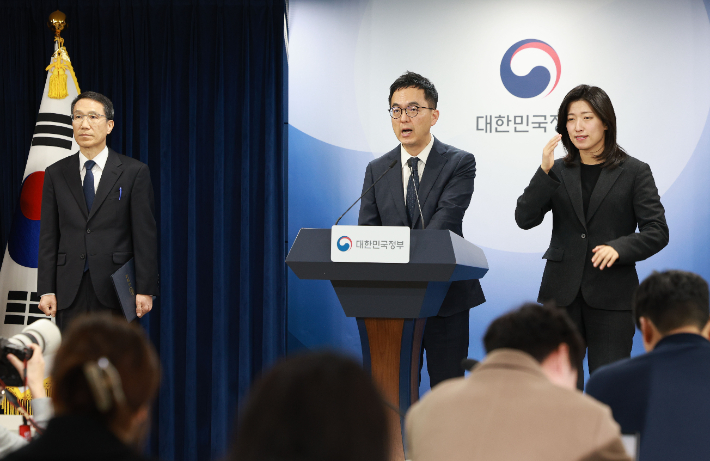 구자현 검찰총장 직무대행이 26일 서울 종로구 정부서울청사에서 지방선거 대비 가짜뉴스 엄정대응 관련 브리핑을 하고 있다. 왼쪽은 유재성 경찰청장 직무대행. 연합뉴스