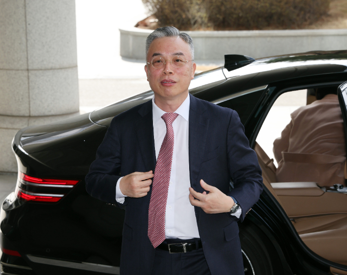 권창영 종합특별검사가 26일 내란·외환 의혹을 수사한 조은석 특별검사를 예방하기 위해 서울고검 청사로 들어서고 있다. 연합뉴스