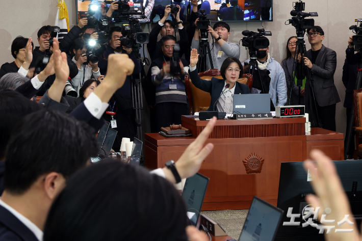 7일 서울 여의도 국회에서 열린 법제사법위원회 전체회의에서 추미애 위원장이 거수 표결을 하고 있다. 윤창원 기자