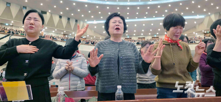 기도회에 참석한 어머니들이 합심하여 기도를 하고 있다. 이강현 기자