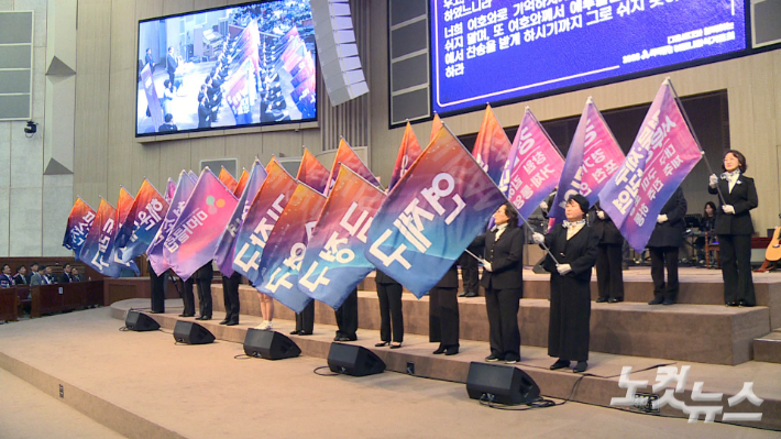 마마클럽과 부산의 16개 구군을 상징하는 깃발과 전국마마클럽 5개 권역팀의 깃발. 이강현 기자