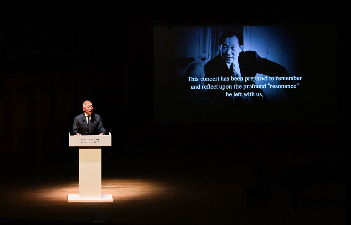 '아산 정주영 서거 25주기 추모 음악회 : 이어지는 울림'에서 추모사를 하고 있는 현대차그룹 정의선 회장. 현대자동차그룹 제공