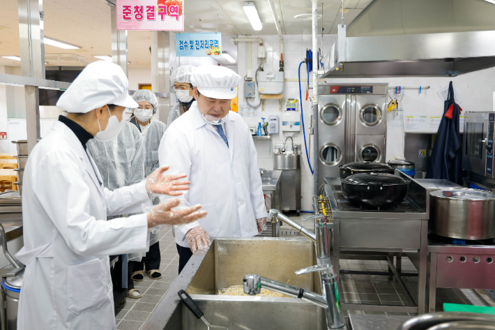 이정선 광주시교육감이 25일 진남유치원에서 신학기 대비 학교급식 특별점검을 하고 있다. 광주시교육청 제공