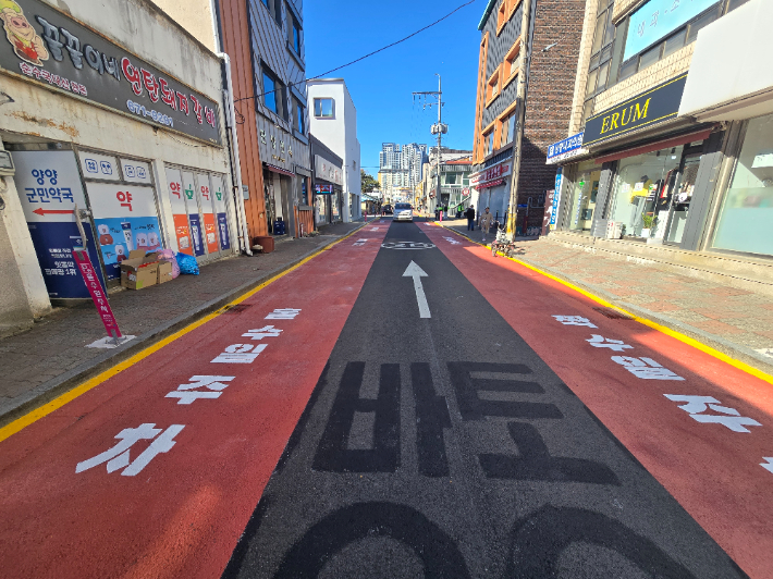 주정차 홀짝제 노면표시 및 안내표지판 설치. 양양군 제공
