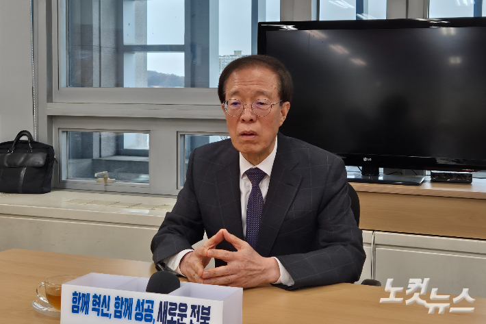 26일 오후 전북도청 기자실에서 대통령 직속 국민통합위원회 이석연 위원장이 질의응답을 가졌다. 송승민 기자