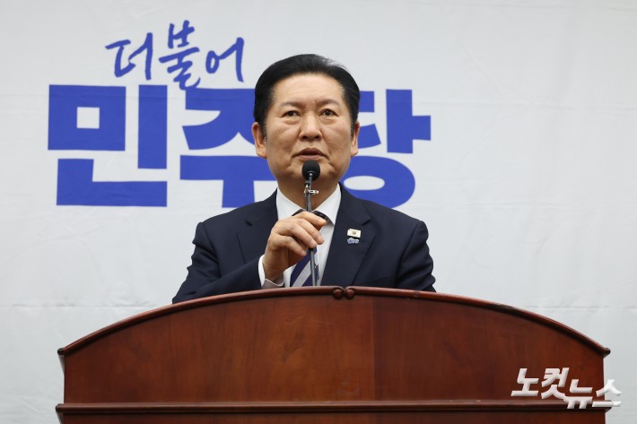 더불어민주당 정청래 대표가 26일 서울 여의도 국회에서 열린 당 의원총회에서 발언을 하고 있다.