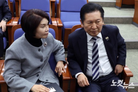 더불어민주당 정청래 대표와 한정애 정책위의장이 26일 서울 여의도 국회에서 열린 당 의원총회에서 대화를 하고 있다.