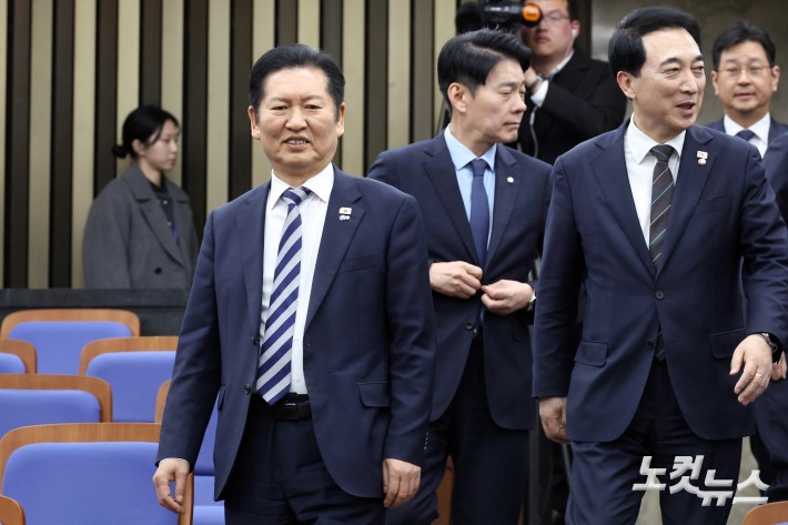 더불어민주당 정청래 대표가 26일 서울 여의도 국회에서 열린 당 의원총회에 참석하고 있다.