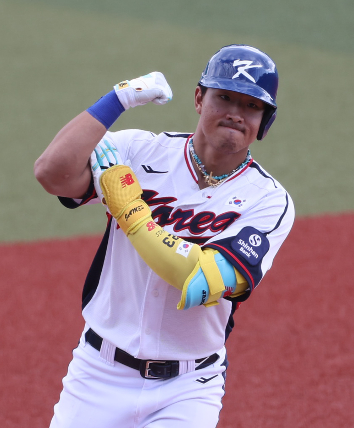 26일 일본 오키나와현 가데나의 가데나 구장에서 열린 2026 월드베이스볼클래식(WBC) 대한민국 야구대표팀과 삼성 라이온즈 연습경기. 5회말 1사 만루 대표팀 2번타자 안현민이 만루 홈런을 날린 뒤 그라운드를 돌고 있다. 연합뉴스 