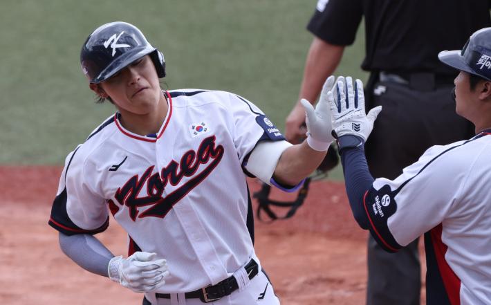 26일 일본 오키나와현 가데나의 가데나 구장에서 열린 2026 월드베이스볼클래식(WBC) 대한민국 야구대표팀과 삼성 라이온즈 연습경기. 5회말 1사 대표팀 3번타자 김도영이 안현민에 이어 홈런을 날린 뒤 동료들과 하이파이브를 하고 있다. 연합뉴스 