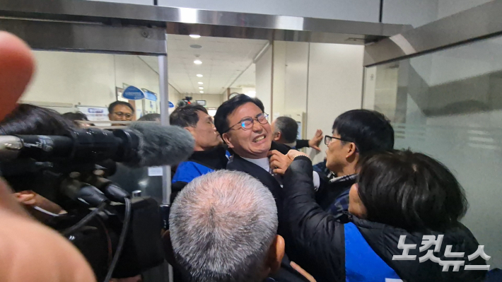 유의식 완주군의회 의장이 6.3지방선거 불출마를 선언하기에 앞서 의장실에 진입하려는 통합반대단체와 이를 막으려는 공무원 간 충돌이 발생했다. 심동훈 기자