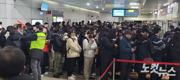 김포골드라인 승강장에 승객들이 들어차 있다. 박창주 기자