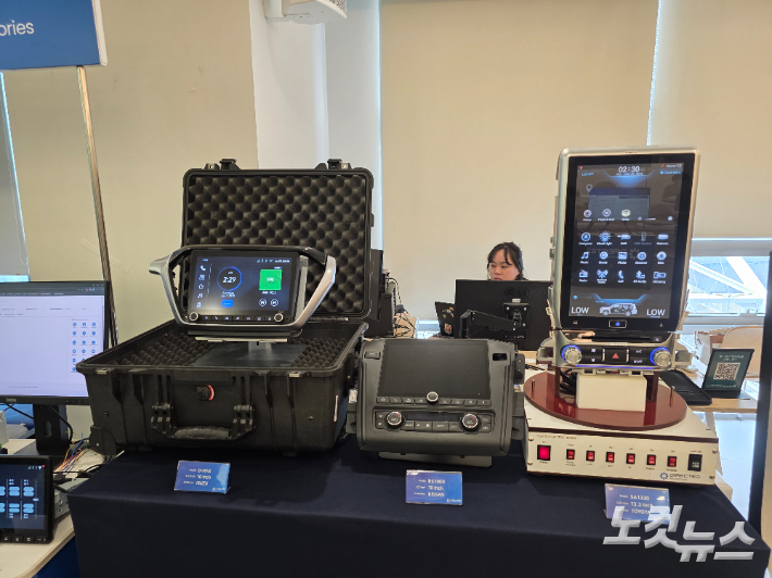다이렉트 코리아 쇼케이스 현장에 전시된 차량용 디스플레이 제품들. 박성완 기자