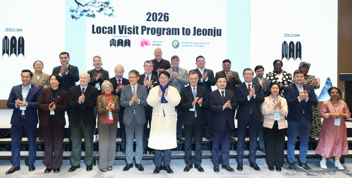 전주시와 대한민국시도지사협의회는 26일부터 27일까지 1박 2일 일정으로 21개국 주한대사 32명을 초청하는 외교행사를 진행했다. 전주시 제공