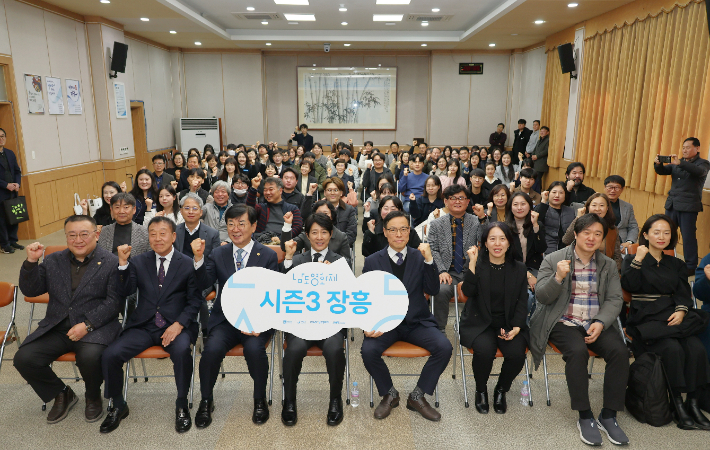 지난 25일 장흥군청 대회의실에서 '남도영화제 시즌3 개최지'로 장흥이 선정된 후 관계자들이 개최지 퍼포먼스를 하고 있다. 전라남도 제공