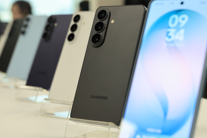 26일 서울 중구 태평로빌딩에서 열린 '삼성 갤럭시 언팩 2026' 행사에 갤럭시 S26, S26플러스, S26울트라 모델이 전시돼 있다. 연합뉴스