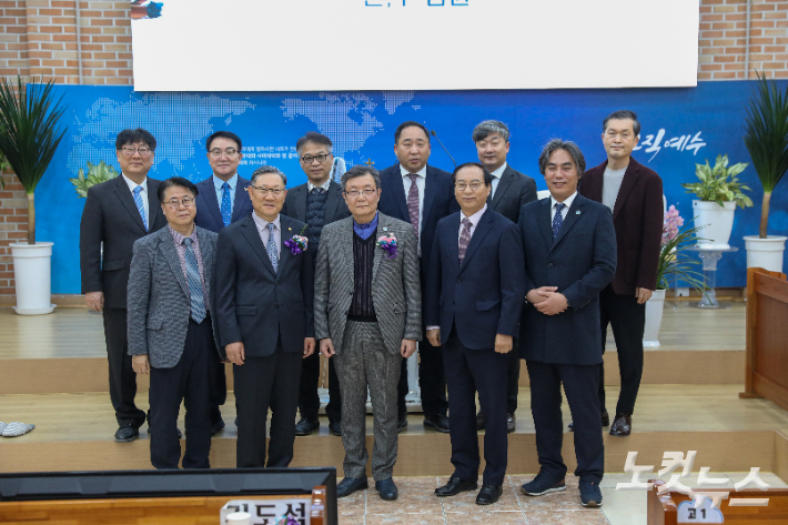 군산시기독교연합회 제34회기를 이끌어 갈 신임 임원들이 단체 기념촬영을 하고 있다. 최화랑 기자