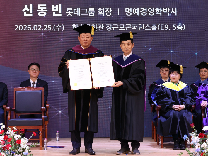 25일 대전 카이스트(KAIST) 본원에서 열린 2026년도 명예박사 학위수여식에서 신동빈 롯데 회장(왼쪽)이 명예경영학 박사 학위를 받았다. 롯데 제공