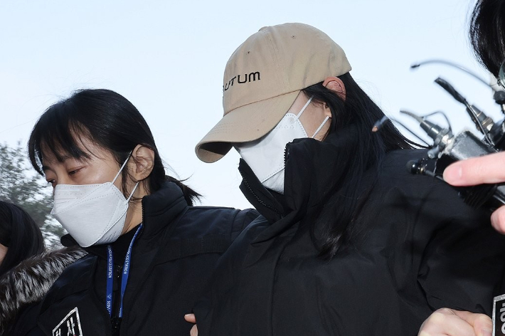 서울 강북구 수유동 모텔에서 남성 2명을 숨지게 한 혐의를 받는 20대 여성 A씨. 연합뉴스