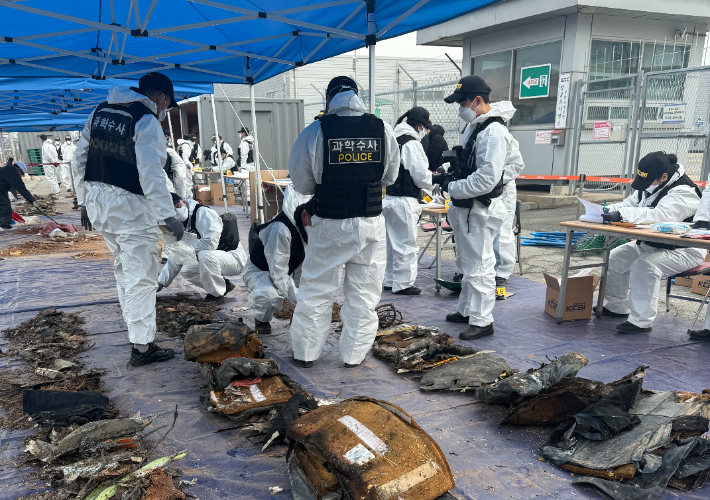 26일 무안국제공항에서 국토교통부 항공철도사고조사위원회와 전남경찰청 과학수사대 등이 여객기 참사 잔해를 조사하고 있다. 12·29 무안공항 제주항공 여객기 참사 유가족협의회 제공
