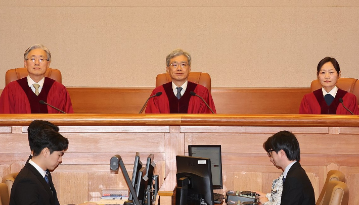 29일 서울 종로구 헌법재판소 심판정에서 열린 변호인 접견불허 위헌확인 헌법소원 선고기일에 김상환 헌법재판소장을 비롯한 헌법재판관들이 재판 시작을 기다리고 있다. 연합뉴스