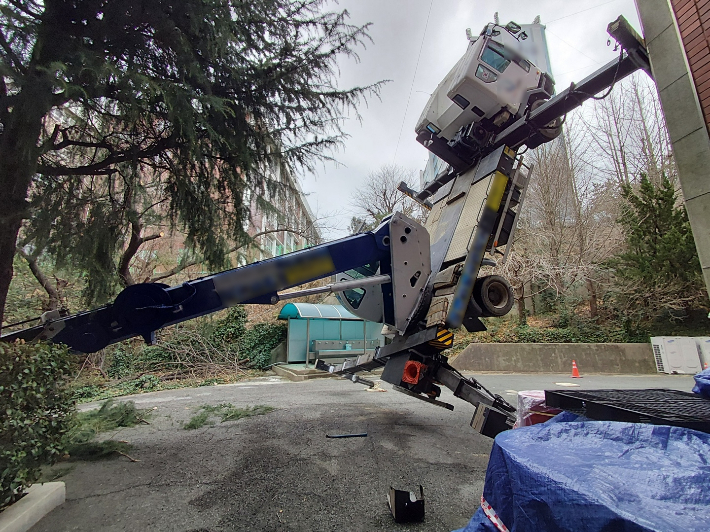 26일 부산 사상구의 한 고등학교에서 고소작업차량이 중심을 잃고 넘어진 모습. 부산경찰청 제공   