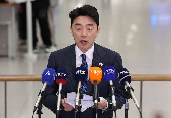 이재명 대통령의 전략경제협력 특사 자격으로 아랍에미리트(UAE)를 방문한 강훈식 대통령 비서실장이 26일 인천국제공항 1터미널에서 입장을 밝히고 있다. 연합뉴스