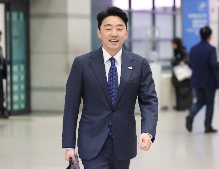 이재명 대통령의 전략경제협력 특사 자격으로 아랍에미리트(UAE)를 방문한 강훈식 대통령 비서실장이 26일 인천국제공항 1터미널을 통해 귀국하고 있다. 연합뉴스