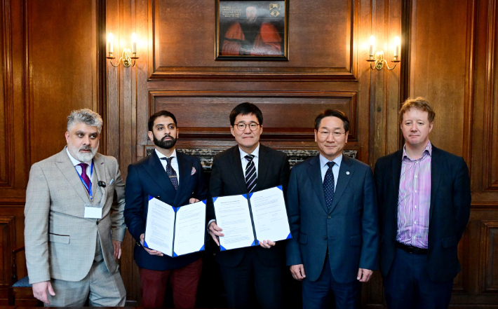 유정복(오른쪽에서 두 번째) 인천시장이 현지 관계자들과 함께 하고 있다. 유 시장 페이스북 캡처