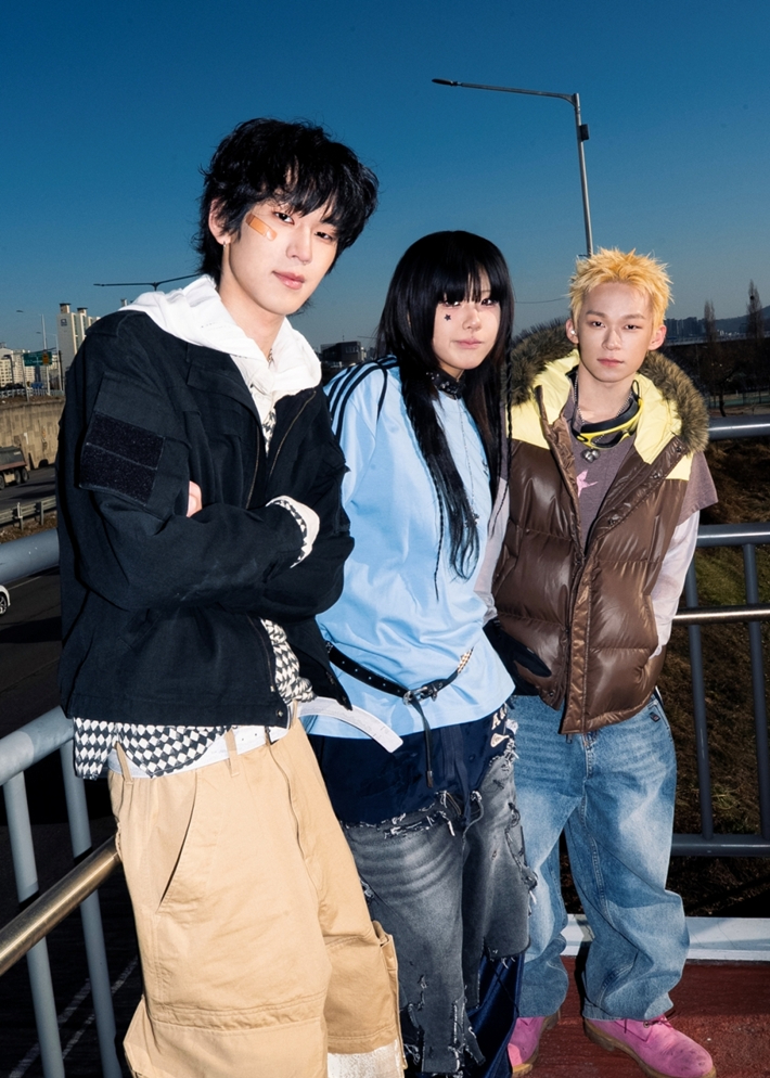 왼쪽부터 식구 요시, 200, 구민재. AOMG 제공