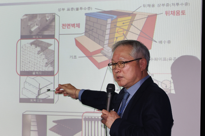 권오균 중앙시설물사고조사위원장(계명대 교수)이 26일 정부세종청사 국토부 기자실에서 지난해 7월 16일 발생한 오산시 보강토옹벽 붕괴 사고에 대한 조사 결과와 재발방지 대책을 발표하고 있다. 연합뉴스