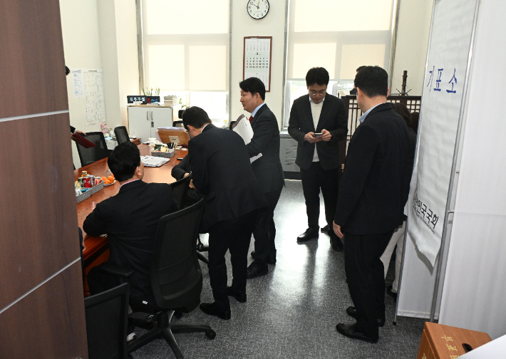 국민의힘이 대구·경북(TK) 행정 통합 특별법안 처리에 대한 당의 입장을 26일 전체 TK 국회의원의 투표로 정하기로 해 국민의힘 TK 의원들이 투표를 위해 원내수석부대표실에 모여 있다. 연합뉴스