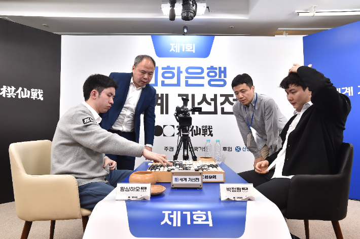 박정환 9단(사진 오른쪽) vs 왕싱하오 9단. 사진은 대국 후 복기 장면. 한국기원 제공