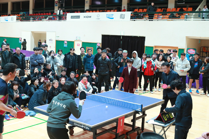 엄정화 감독과 손병복 군수가 동호인들과 탁구 경기를 갖고 있다. 울진군 제공