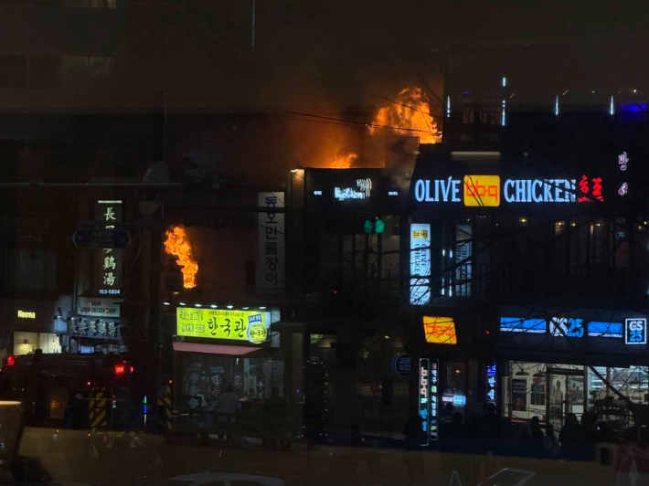 26일 오후 서울 중구 북창동의 한 상가건물에서 화재가 발생해 현재 소방당국이 진화 중이다. 독자 제공