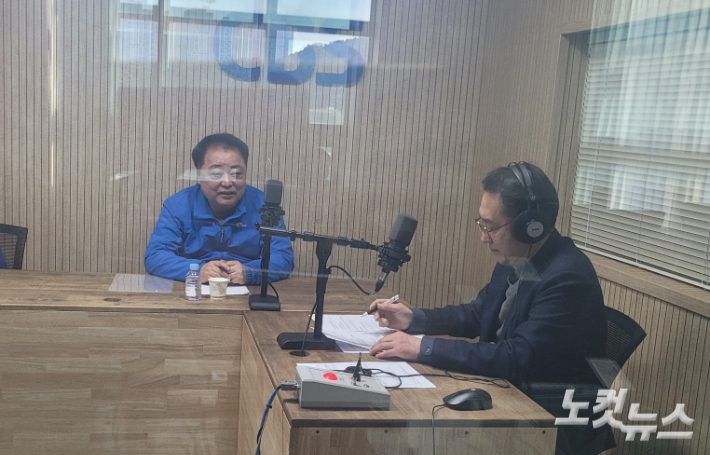 왼쪽부터 한범덕 예비후보, 김종현 기자. 충북CBS