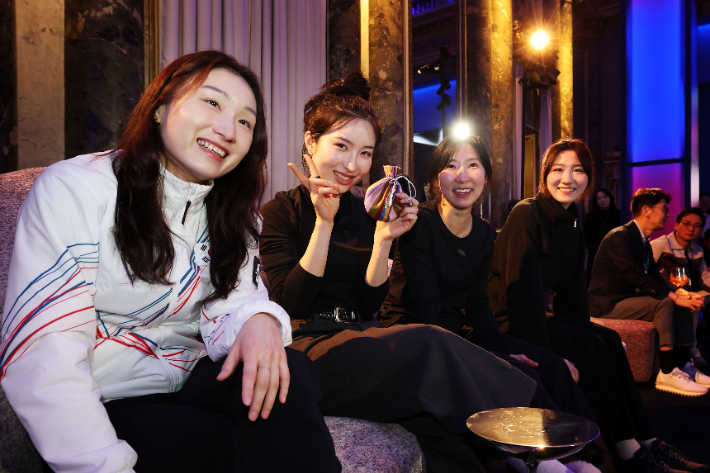 동료들과 기념 촬영을 하는 김길리(사진 왼쪽에서 두번째). 삼성전자 제공