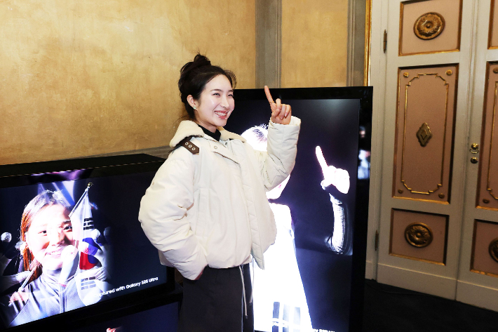 '빅토리 프로필' 앞에서 포즈를 취하는 김길리. 삼성전자 제공