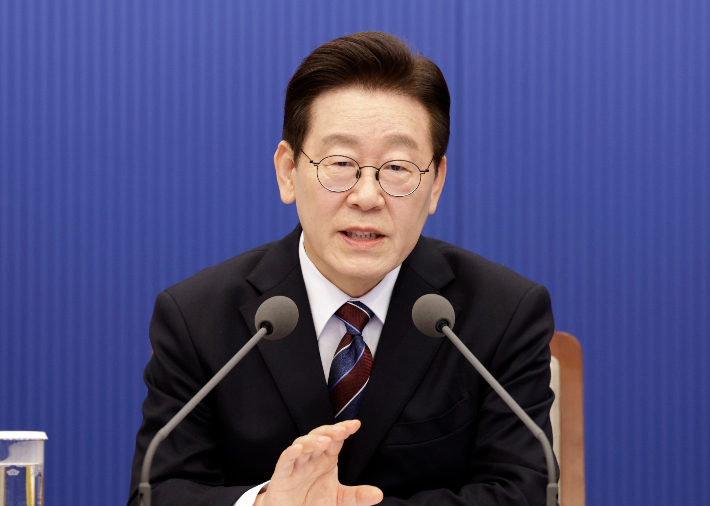 이재명 대통령이 26일 청와대에서 열린 수석보좌관회의에서 발언하고 있다. 연합뉴스