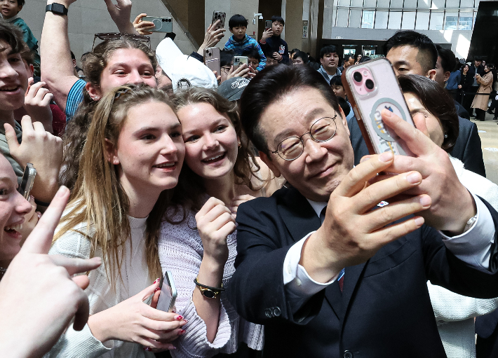 이재명 대통령과 김혜경 여사가 26일 서울 용산구 국립중앙박물관에서 열린 특별전 '우리들의 이순신' 관람을 마친 뒤 외국인 관람객과 기념촬영을 하고 있다. 연합뉴스