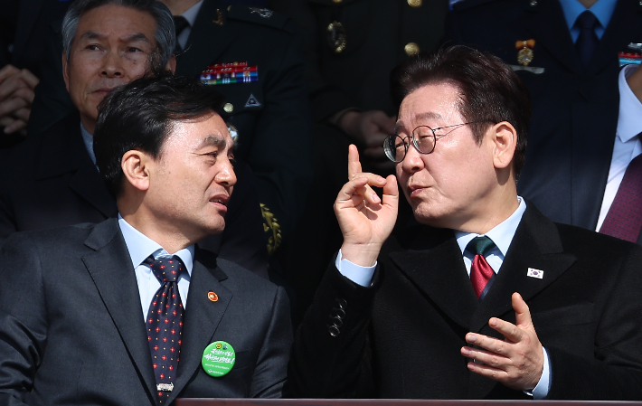 이재명 대통령이 20일 충남 계룡대 대연병장에서 열린 육·해·공군 사관학교 통합임관식에서 안규백 국방부 장관과 대화하고 있다. 연합뉴스