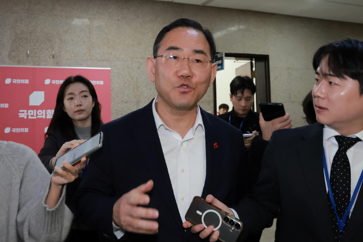 국민의힘 주호영 의원이 26일 국회에서 국민의힘 대구·경북 의원들과 대구·경북 통합 특별법안 논의를 한 뒤 이동하고 있다. 연합뉴스