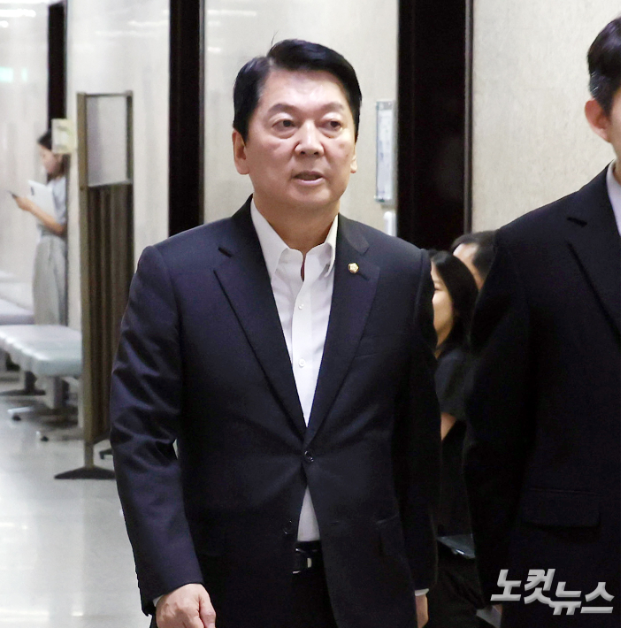 국민의힘 안철수 의원이 28일 서울 여의도 국회에서 열린 당대표 및 중진의원 회의에 참석하고 있다. 윤창원 기자