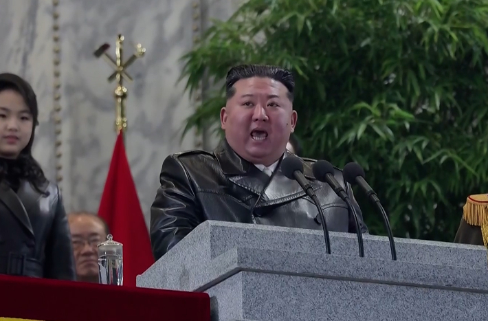 김정은 국무위원장이 지난 25일 밤 평양 김일성광장에서 열린 노동당 제9차대회 기념 열병식 주석단에서 연설하고 있다. 연합뉴스