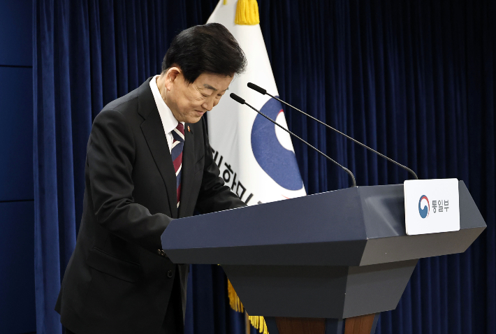 정동영 통일부 장관이 18일 서울 종로구 정부서울청사 브리핑룸에서 대북 무인기사건 재발방지대책 발표를 마친 뒤 인사하고 있다. 연합뉴스