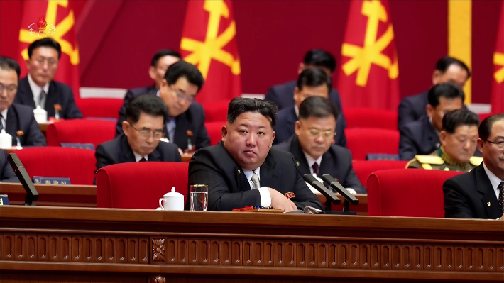 북한은 지난 22일 노동당 제9차 대회 4일 회의에서 당 규약 개정과 제9기 당중앙지도기관 선거를 진행하고 김정은 국무위원장을 당 총비서로 추대하는 결정을 만장일치로 채택했다. 연합뉴스