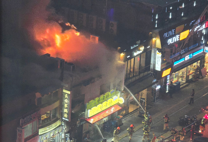 26일 서울 중구 북창동의 한 식당에서 불이 나 소방대원들이 화재를 진압하고 있다. 연합뉴스