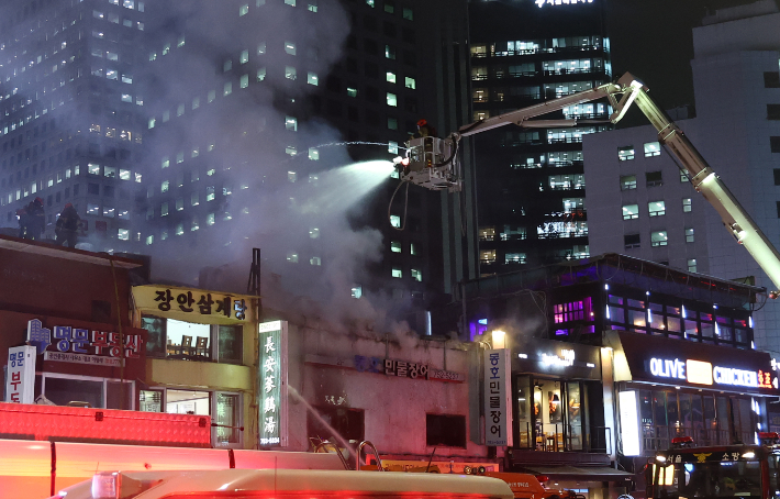 26일 서울 중구 북창동의 한 식당에서 불이 나 소방대원들이 화재를 진압하고 있다. 연합뉴스