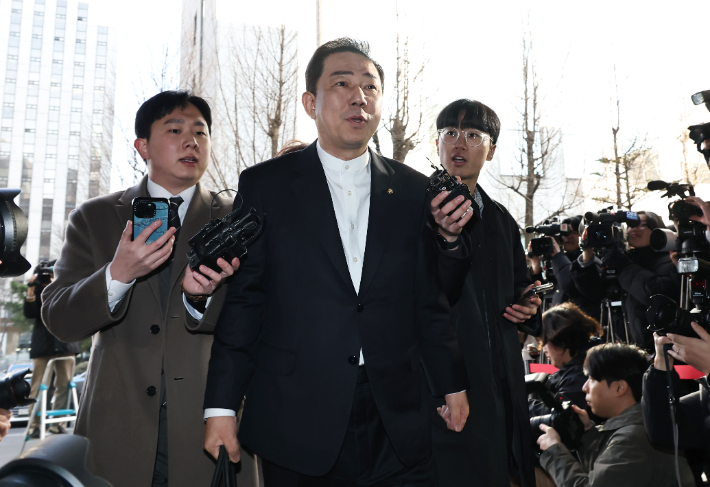 뇌물수수와 직권남용, 위계에 의한 업무방해 등 혐의를 받는 무소속 김병기 의원이 26일 마포구 서울경찰청 공공범죄수사대에 피의자 신분으로 조사를 받기 위해 출석하고 있다. 연합뉴스